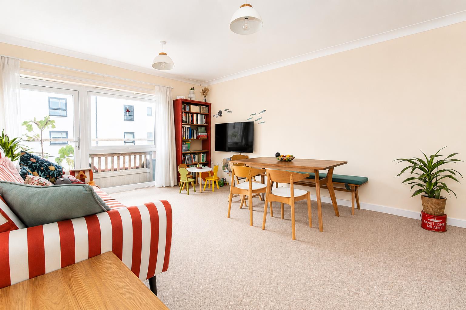 2 bed property in Sweetbriar Avenue, Carshalton
